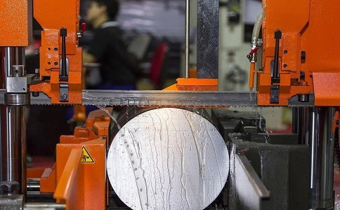 饶平立式金属带锯床切削出现跑带故障解决方法！